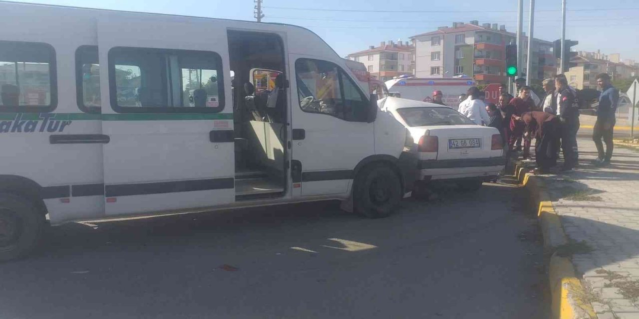 Konya’da servis minibüsü ile otomobil çarpıştı: 2 yaralı