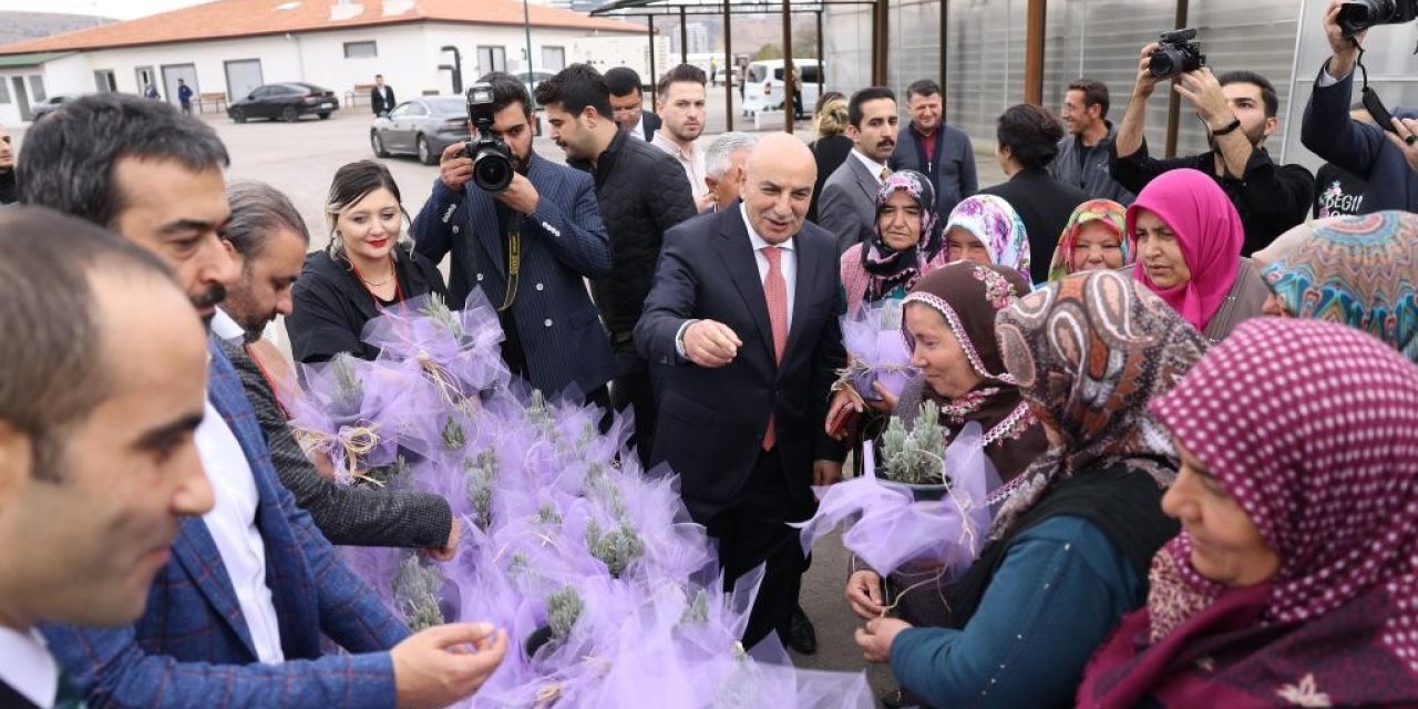 Keçiören Belediye Başkanı Altınok, çiftçi kadınları çiçeklerle karşıladı