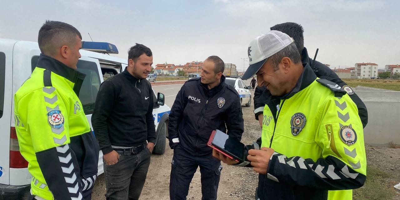 Sahte plaka ile polisi kandırmak istedi, gerçek anlaşılınca gözaltına alındı