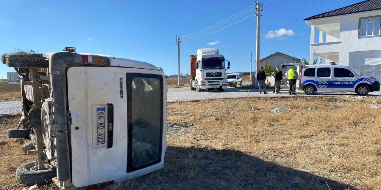 Konya’da tır ile minibüs çarpıştı: 3 yaralı