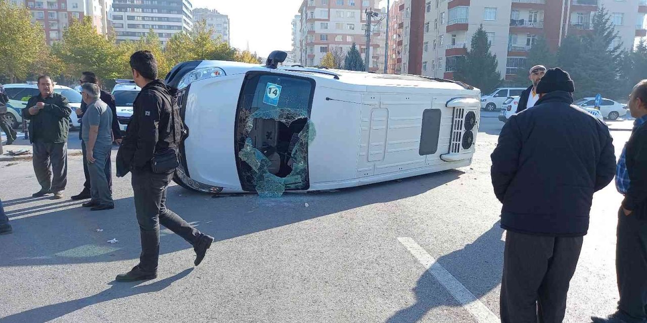 Konya’da okul servisi ile otomobil çarpıştı: 17 yaralı