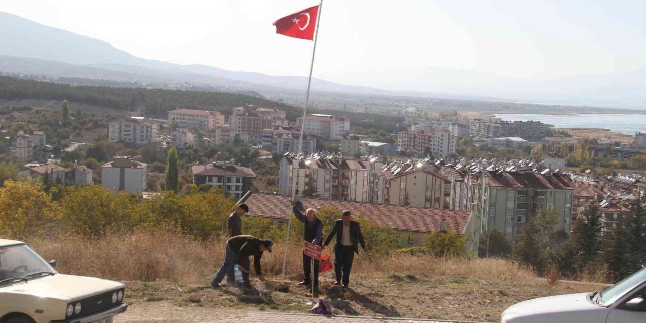 Şehit kabirlerinin başına Türk bayrağı dikti, Bartın’daki maden şehitlerini de unutmadı