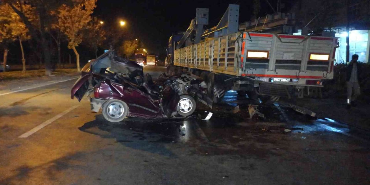 Konya’da tıra çarparak hurdaya dönen otomobilin sürücüsü ağır yaralandı