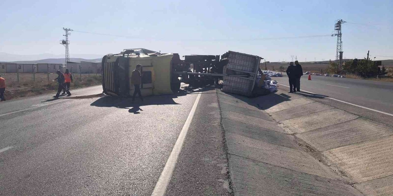 Konya’da yem yüklü tır devrildi: 2 yaralı