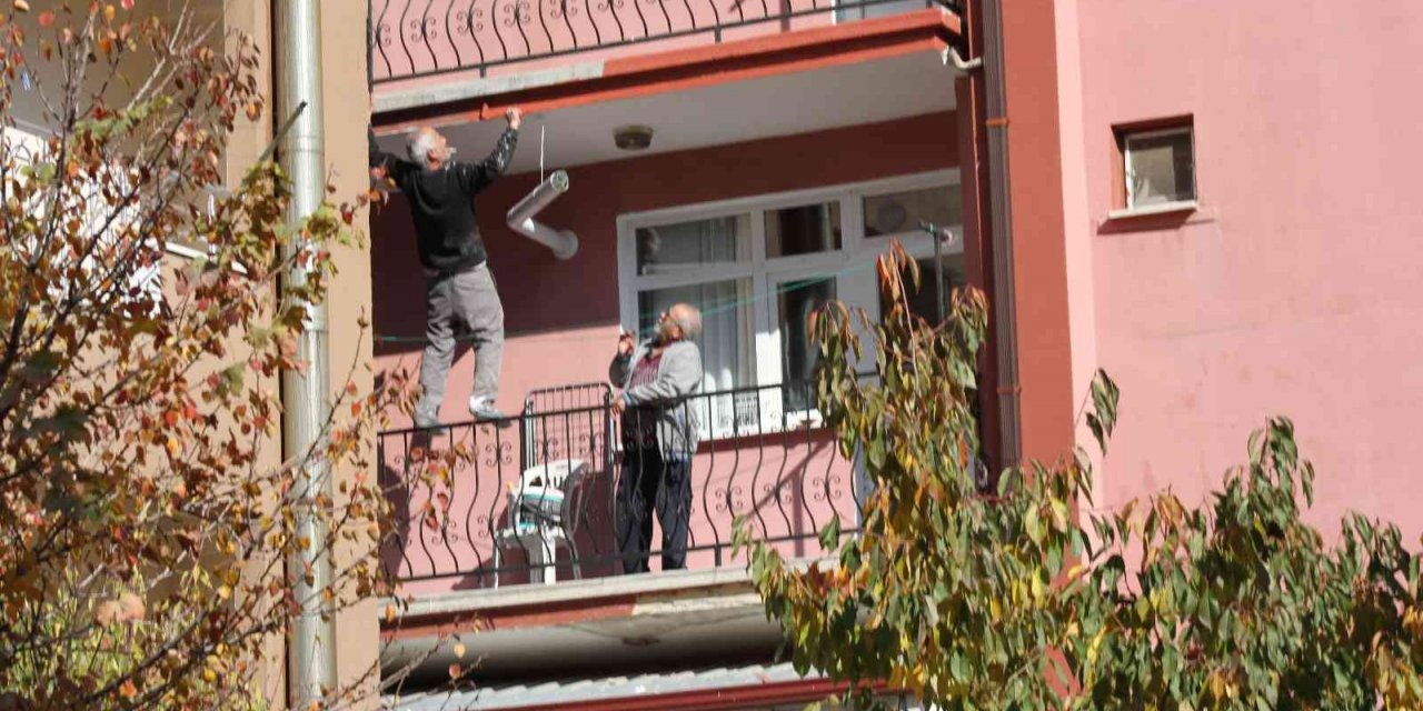 Çatıda yatarak sıva yapan usta bu kez de balkon demirine çıkıp boya yaptı