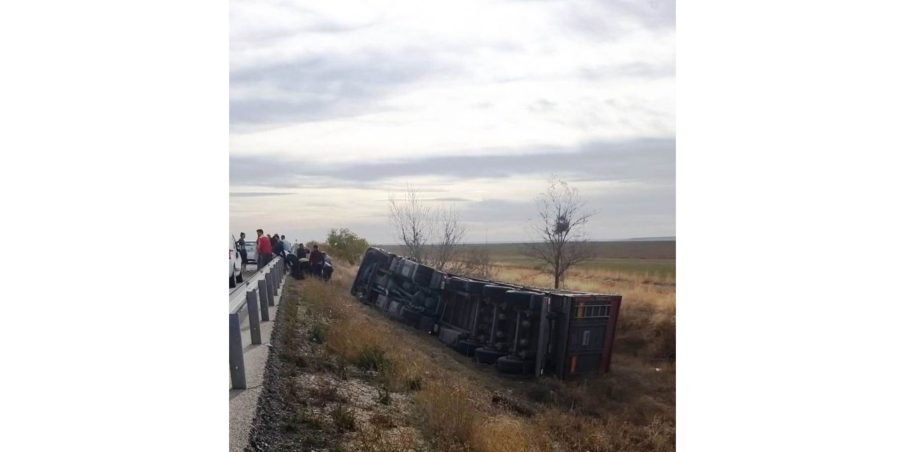 Konya’da tır devrildi, sürücü yaralandı