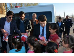 Başkan Yazgı, Çocukları Oyuncakla Sevindirdi