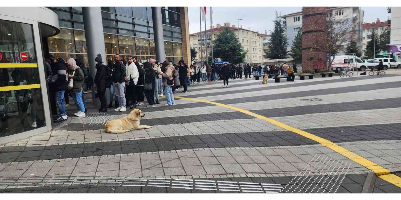 Soğuk havaya rağmen indirim kuyruğu