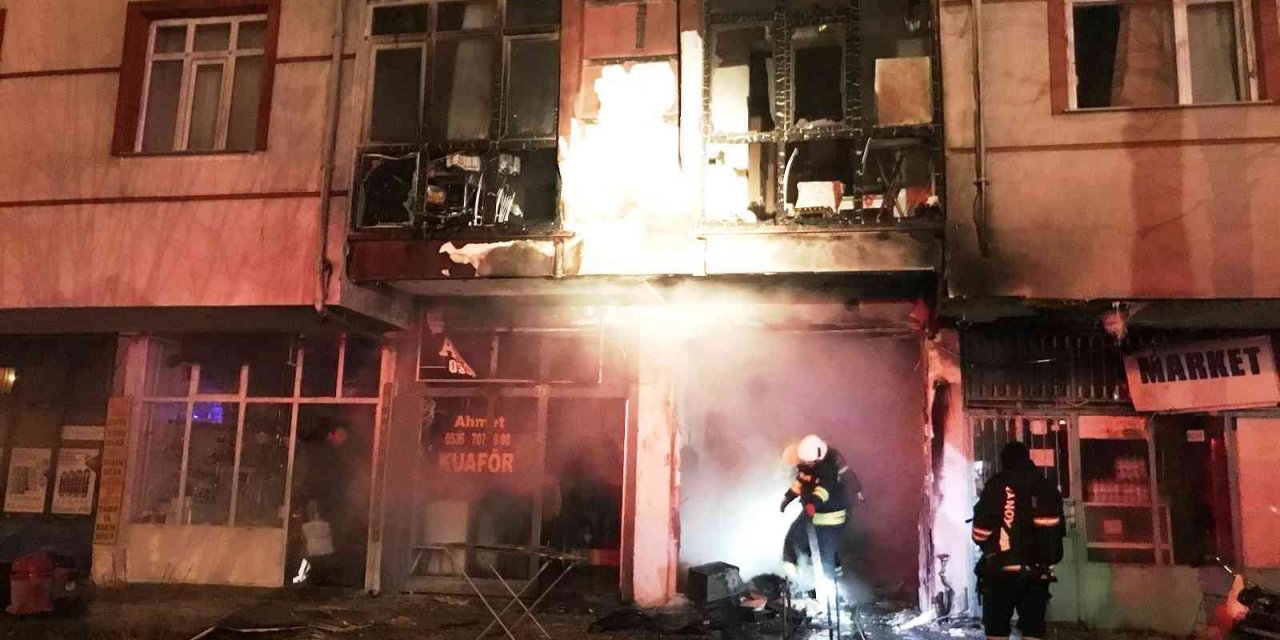 İş yerinde yangın çıktı, üst kattaki balkon zarar gördü