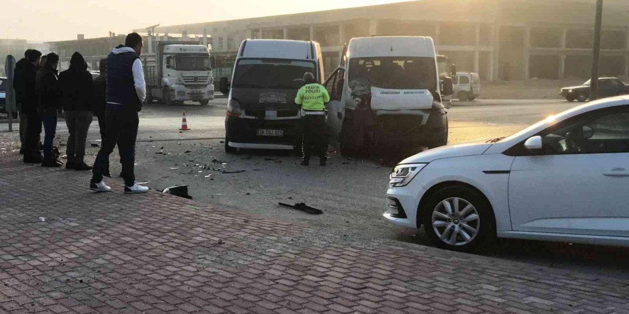 Konya’da servis minibüsleri ve otomobil çarpıştı: 14 yaralı