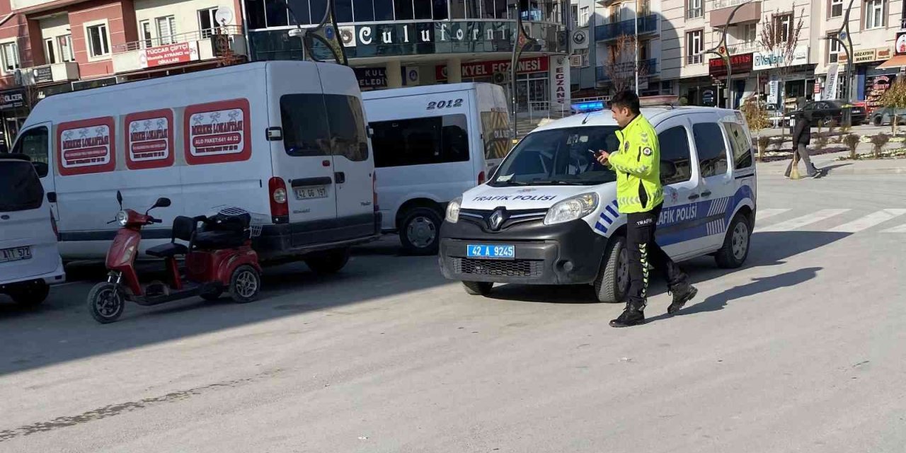 Kamyonet ile elektrikli üç tekerlekli bisiklete çarpıştı: 1 yaralı