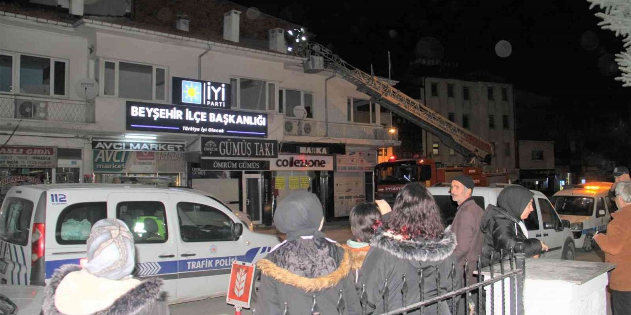 Konya’da itfaiye ekiplerinin çatıda mahsur kalan kediyle imtihanı