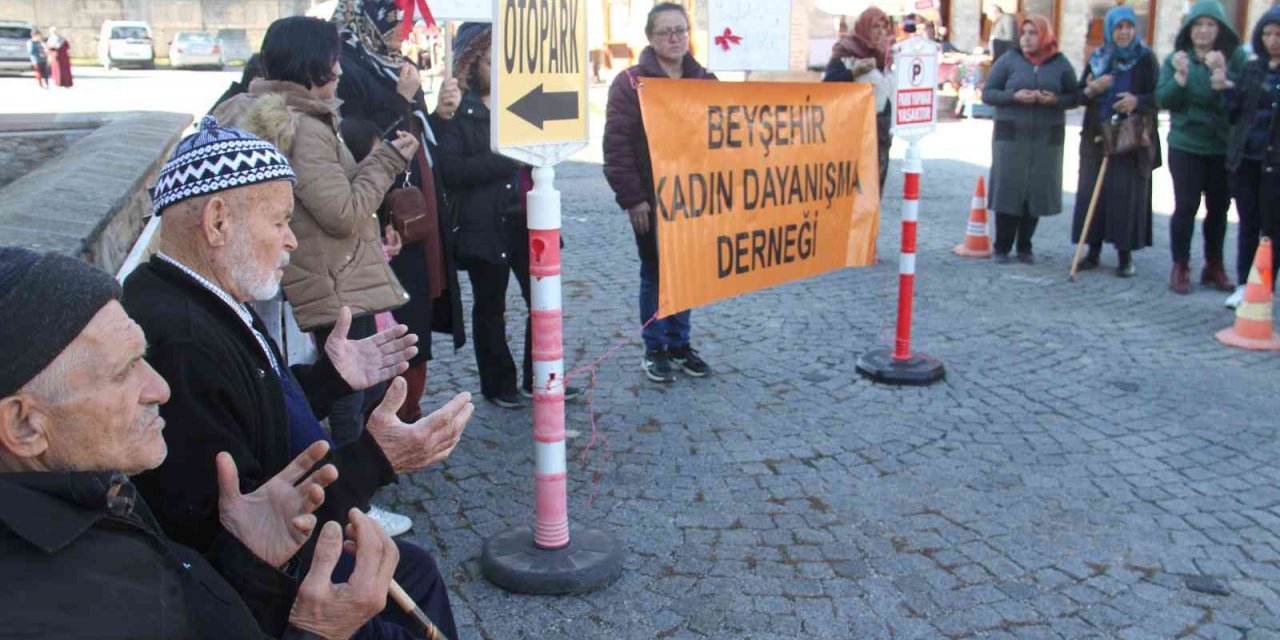 Kadınlar koca cinayetine kurban giden Ece’yi ölüm yıldönümünde andı