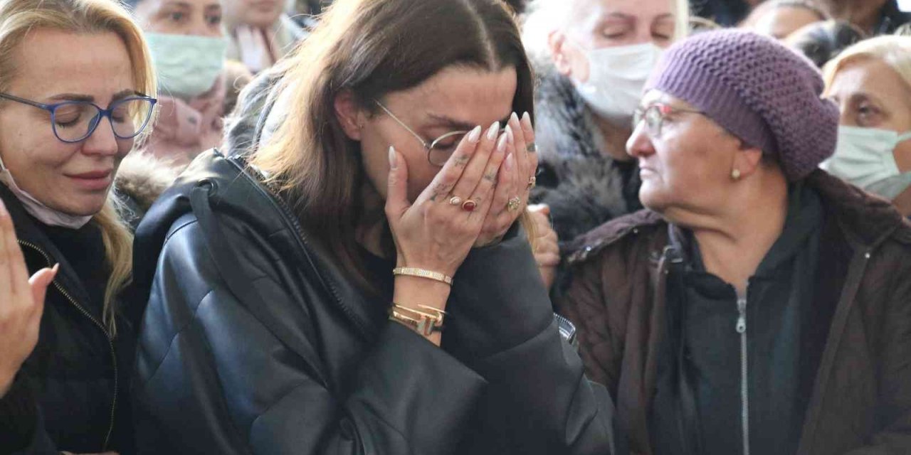 Manken Özge Ulusoy’un babası için Ankara’da cenaze töreni düzenlendi