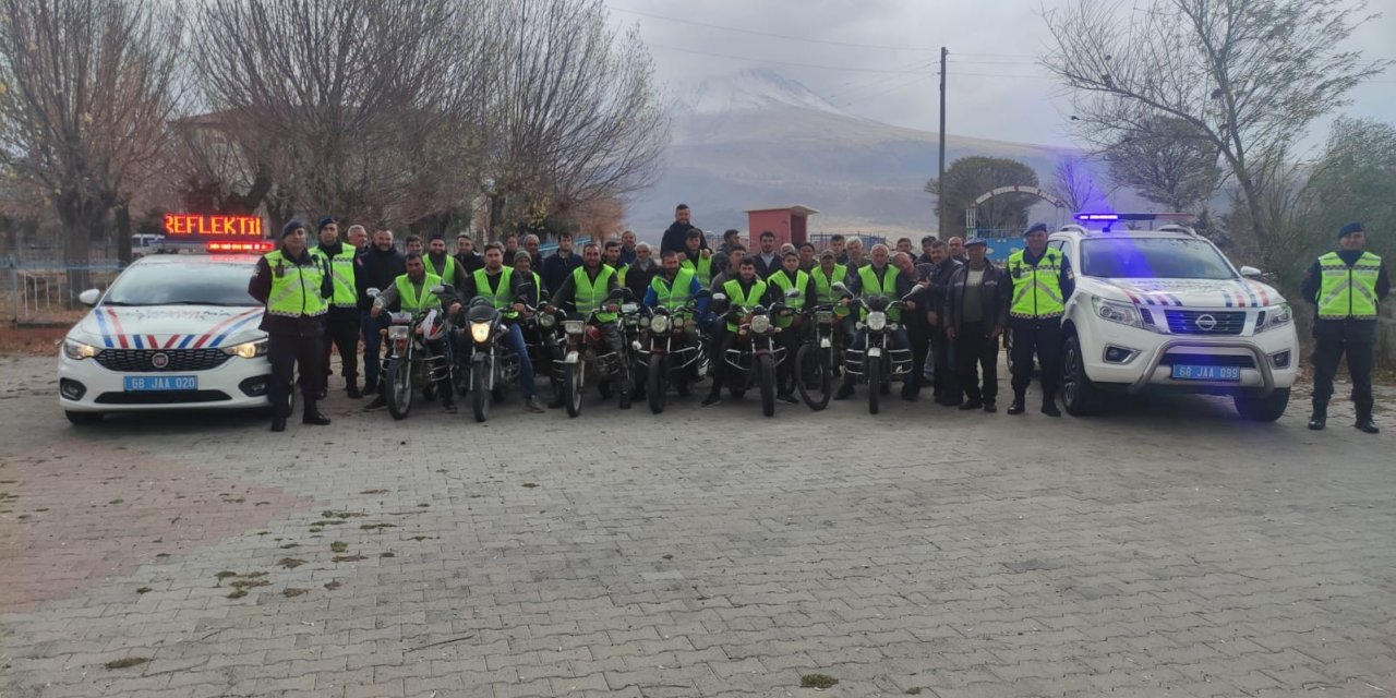 Trafik jandarması motosiklet sürücülerine reflektif yelek dağıttı