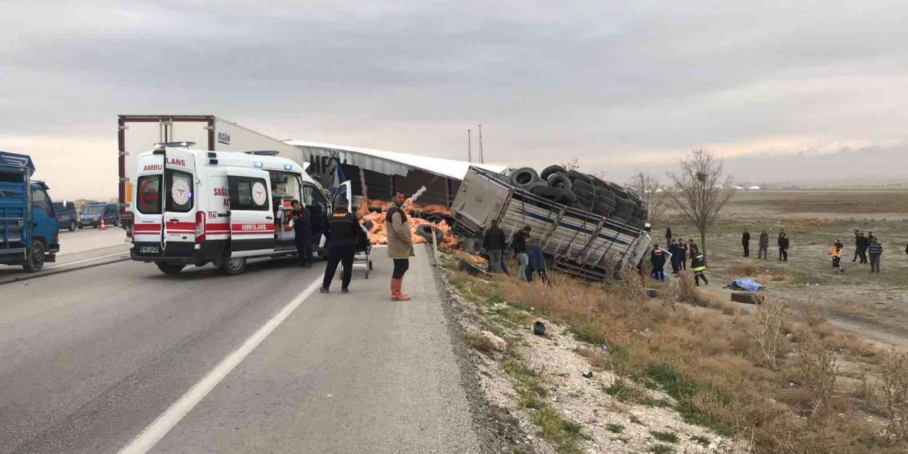 Konya’da tır ile kamyon kafa kafaya çarpıştı: 2 ölü, 1 yaralı