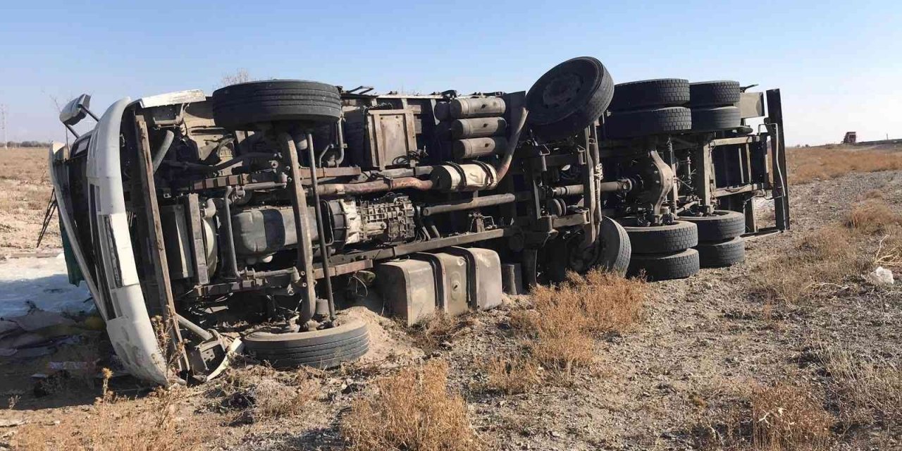 Konya’da cam yüklü kamyon devrildi: 1 yaralı