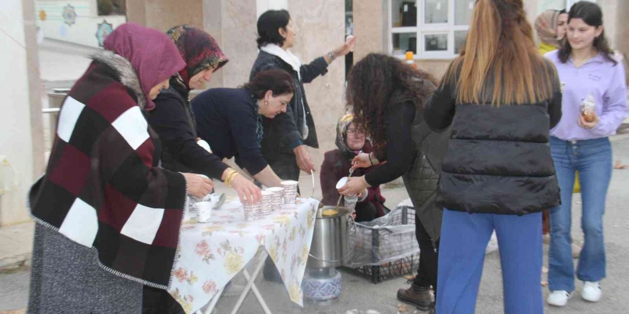 Beyşehirli kadınlardan üniversite öğrencilerine sıcak çorba ikramı