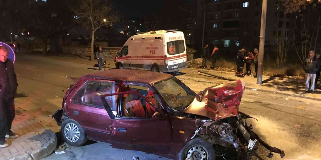 Ambulans ile otomobil çarpıştı: 1’i bebek 7 yaralı