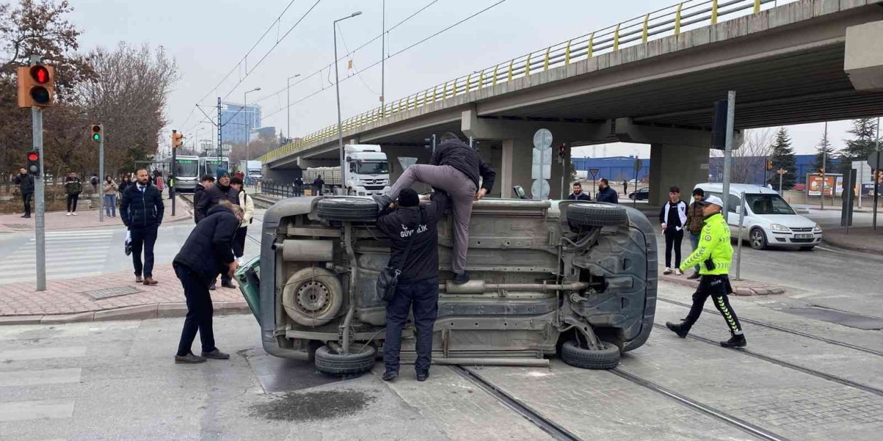 Konya’daki çarpışan otomobillerden biri tramvay yoluna devrildi