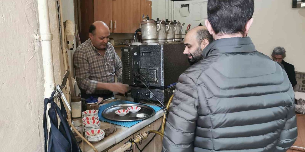 29 yıllık çay ocağı ile önce çocuklarını, şimdi torunlarını okutuyor