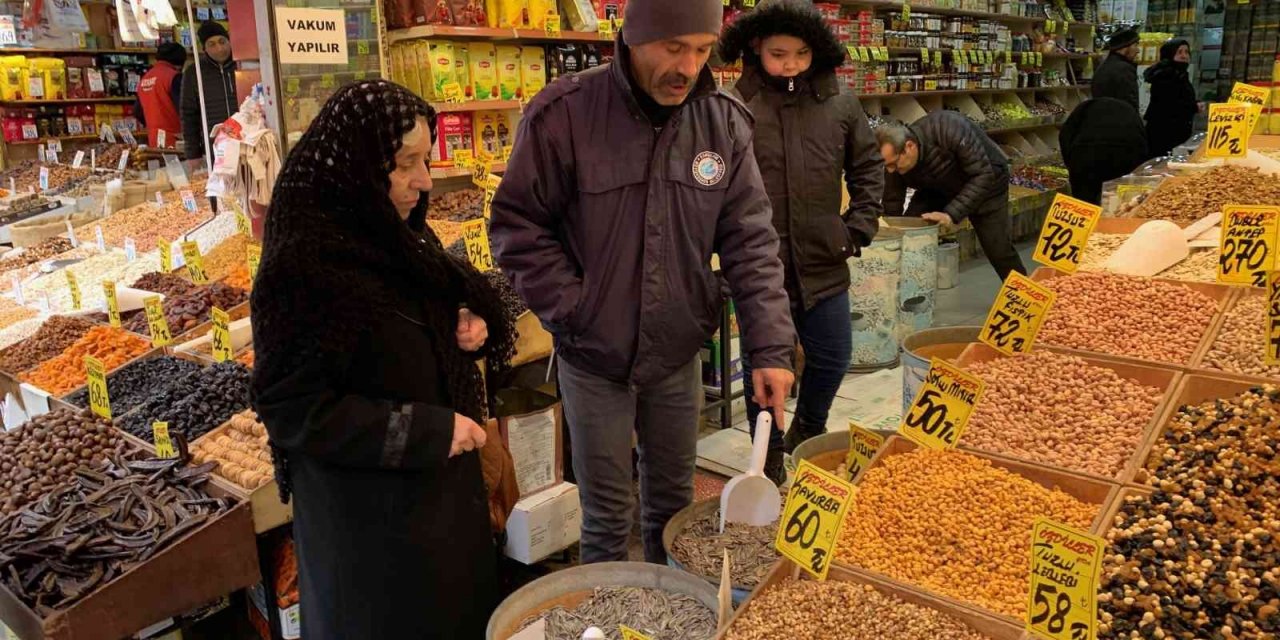 Yılbaşı öncesi tezgâhları süsleyen kuruyemişler cep yakıyor