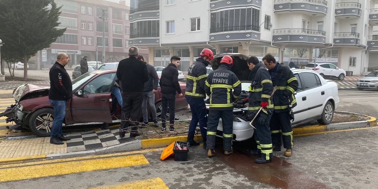 Aksaray’da 2 otomobil çarpıştı: 3 yaralı