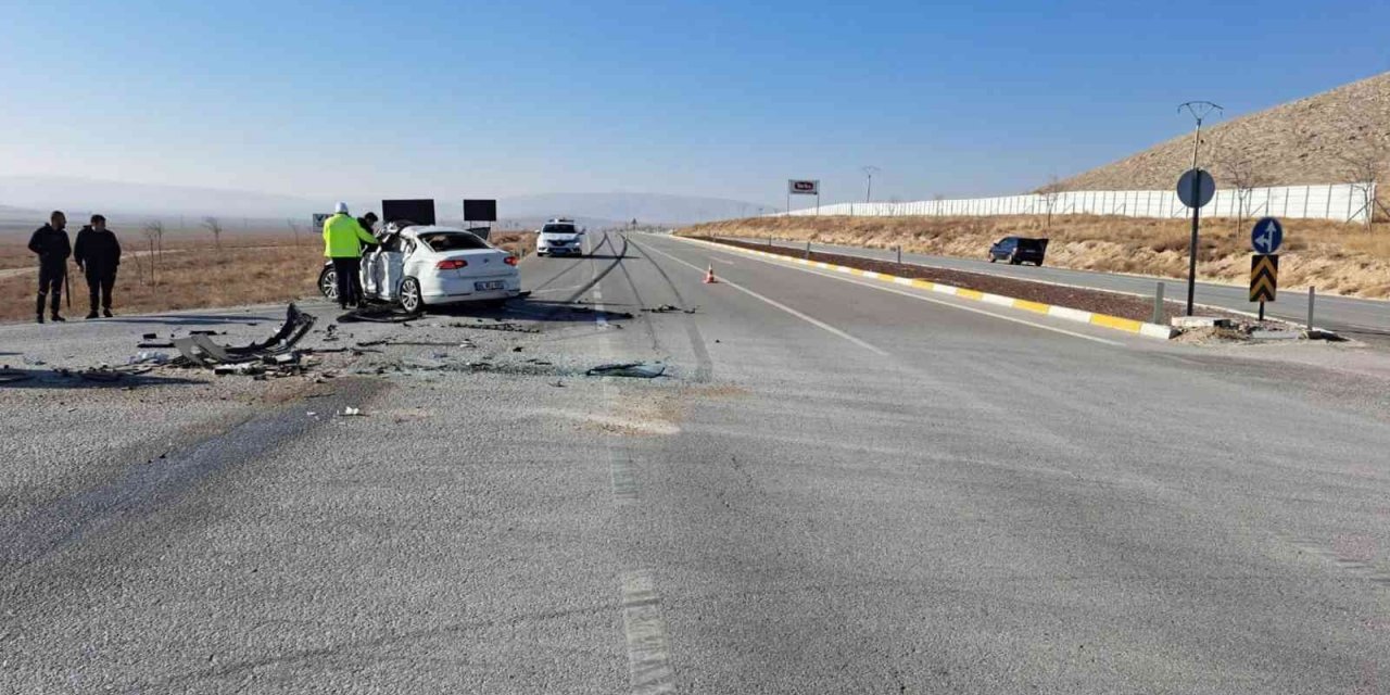 Aksaray-Konya Yolunda Tır Otomobile Çarptı: 2 Ölü