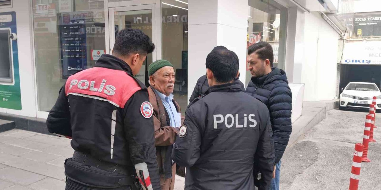 ’Dolandırıcılardan kurtaracağız’ deyip yaşlı adamı dolandırdılar