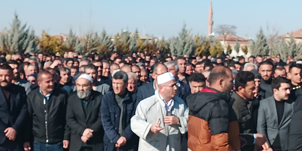 Eşmekaya'da gözyaşları sel oldu! Gezginç çifti ve bebekleri dualarla defnedildi