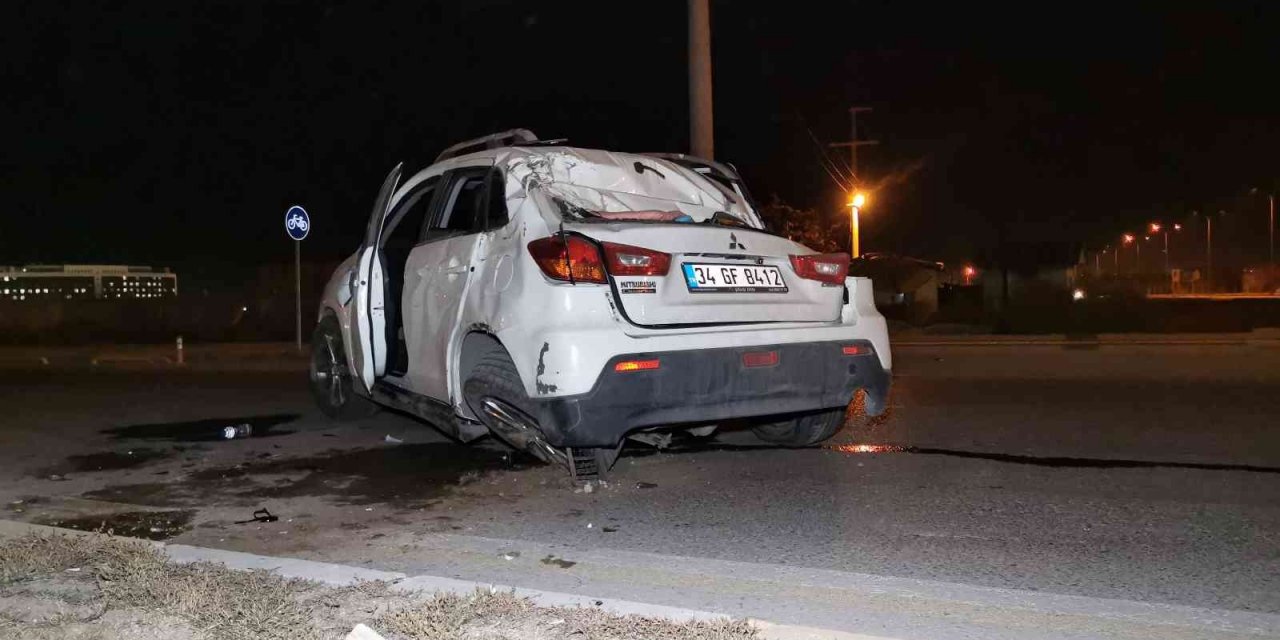 Kalp krizi geçiren eniştesini hastaneye götürürken kaza yaptı: 3 yaralı