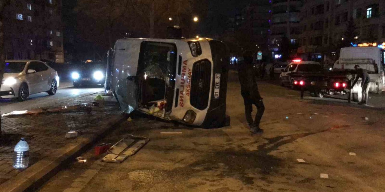 Ambulans ile otomobil çarpıştı: 3’ü sağlık görevlisi 4 yaralı