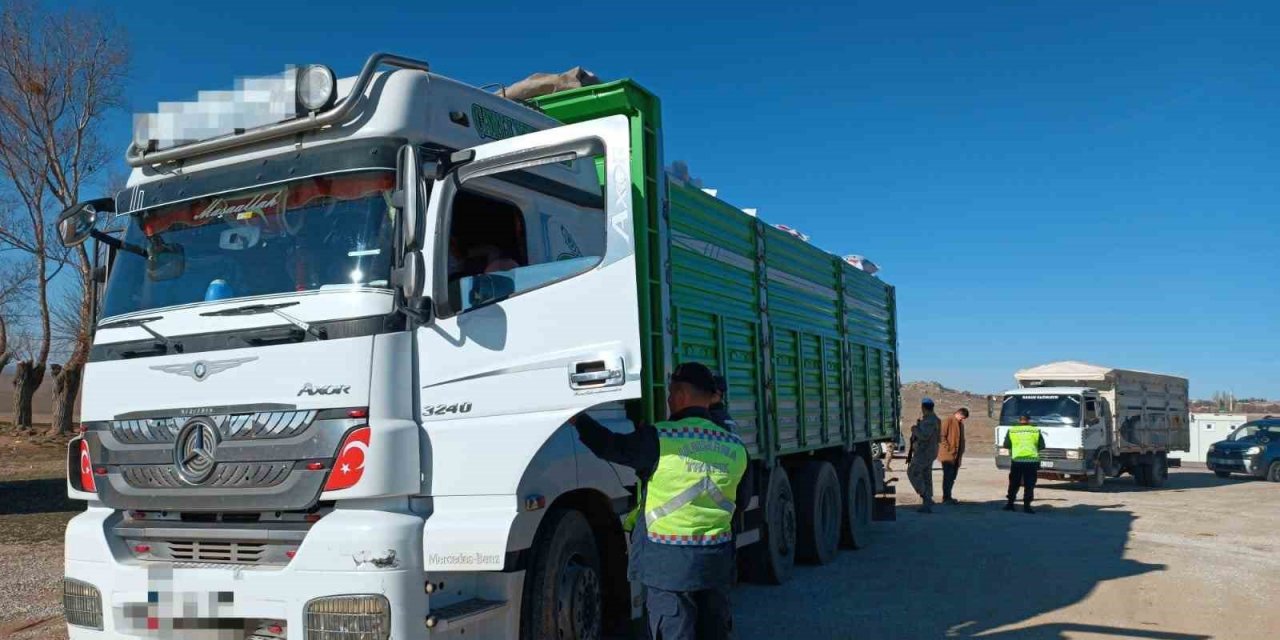 Aksaray’da jandarma tonajlı araç denetimlerine devam ediyor