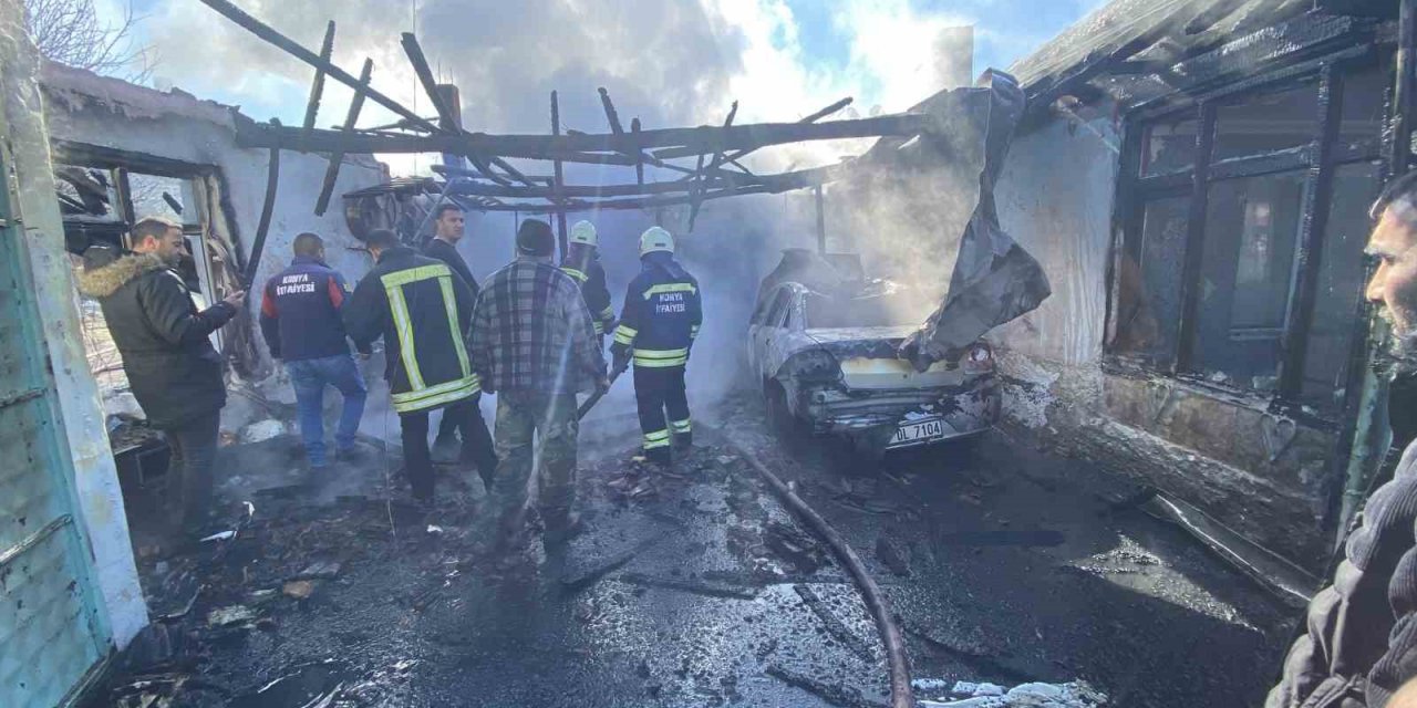 Konya’da garajda çıkan yangında otomobil kullanılamaz hale geldi