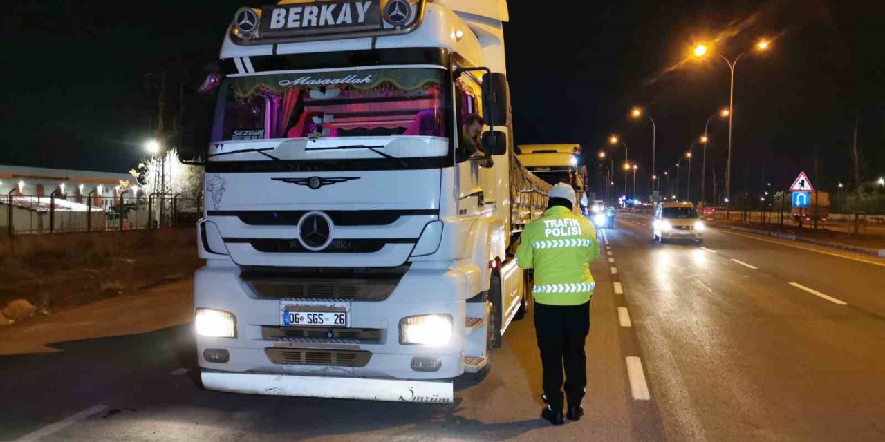 Eksi 9 dereceyi gören Aksaray’da buzlanmaya karşı denetimli uyarı