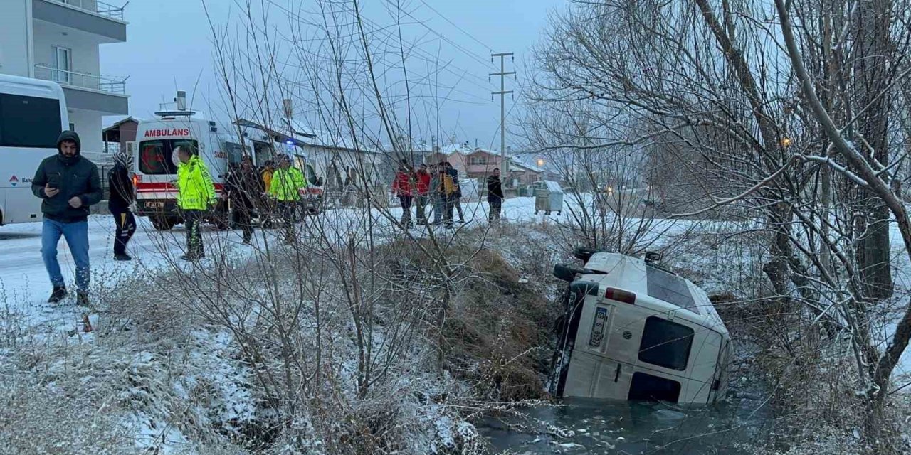 Buzlu yolda kayan servis minibüsü kanala düştü: 2 yaralı