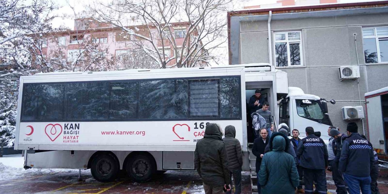 Konya Büyükşehir personeli deprem bölgesi için kan bağışında bulunuyor