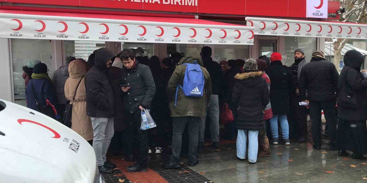 Konya’da depremzedeler için vatandaşlar kan merkezlerine akın etti