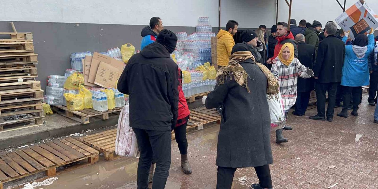 Aksaray’dan deprem bölgesine 20 tır yardım