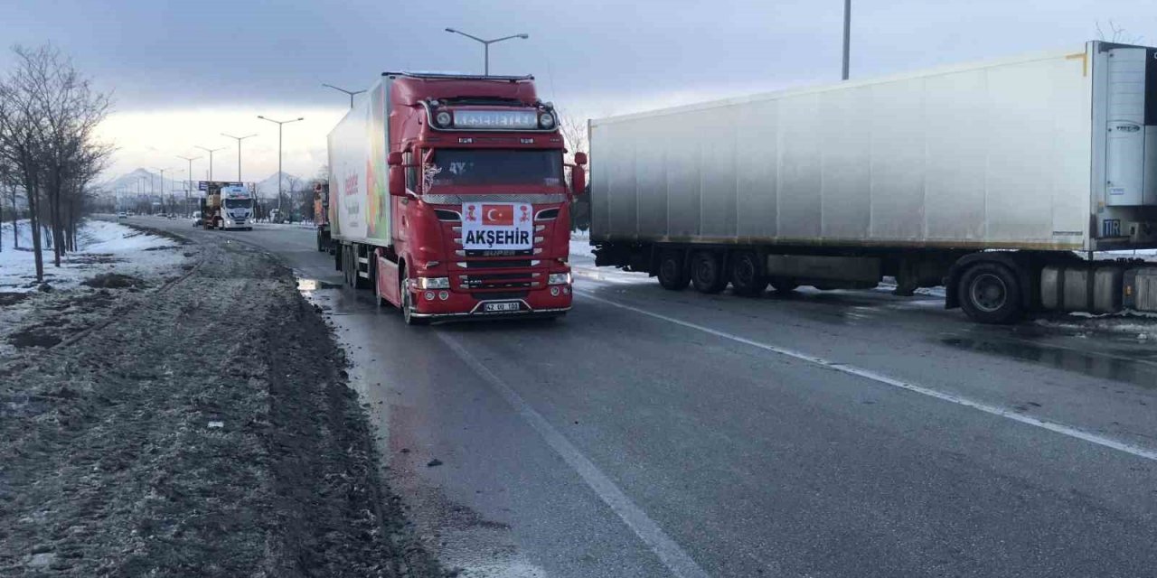 Geçiş güzergahı Konya’da yardım tırı yoğunluğu