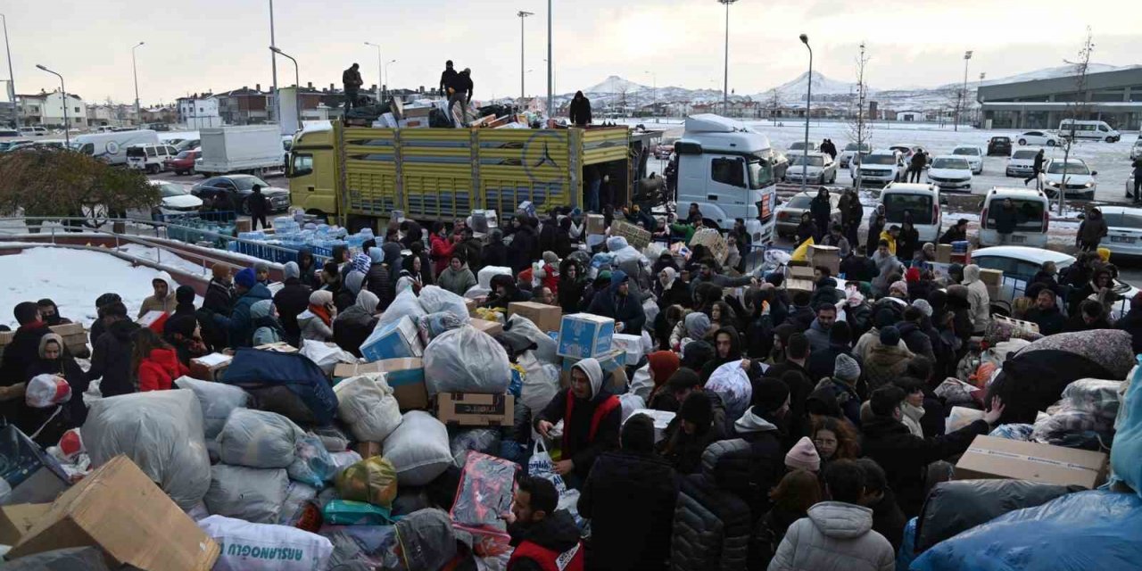 Selçuklu’dan Hatay’a 52 tır yardım malzemesi gönderildi