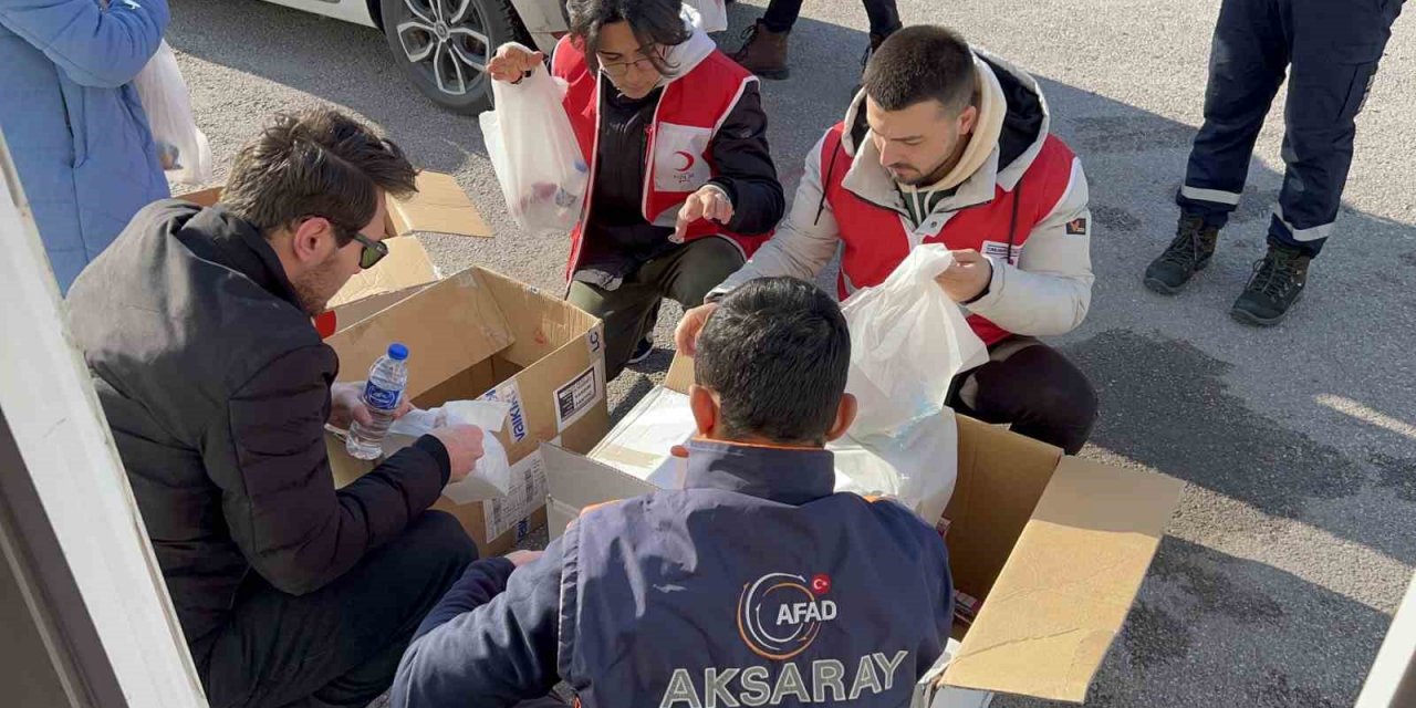 Aksaray’da AFAD ve Kızılay’dan depremzedelere kumanya desteği