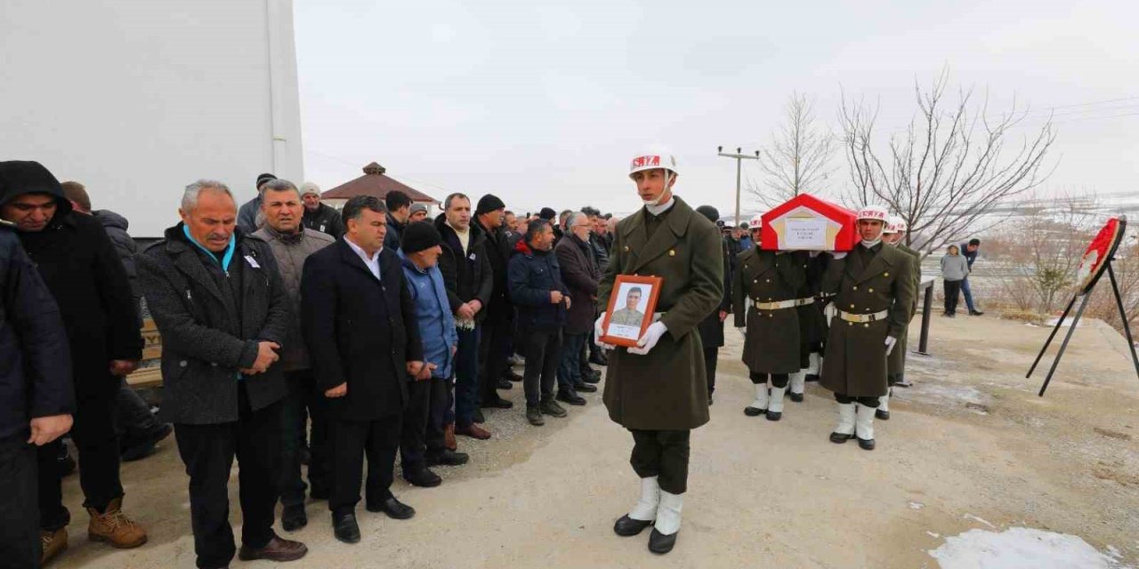 Depremde kaldığı otelin yıkılması sonucu vefat eden Aksaraylı asker toprağa verildi