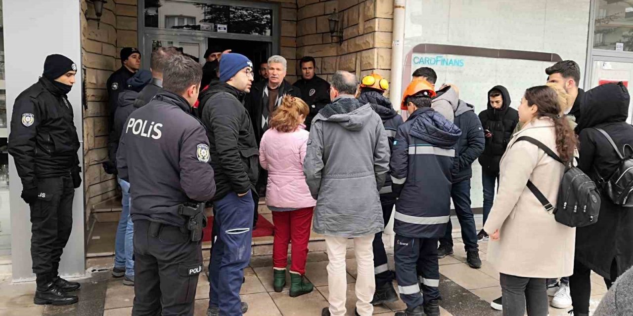 Aksaray’da depremden etkilenen ağır hasarlı 5 katlı bina tahliye edildi