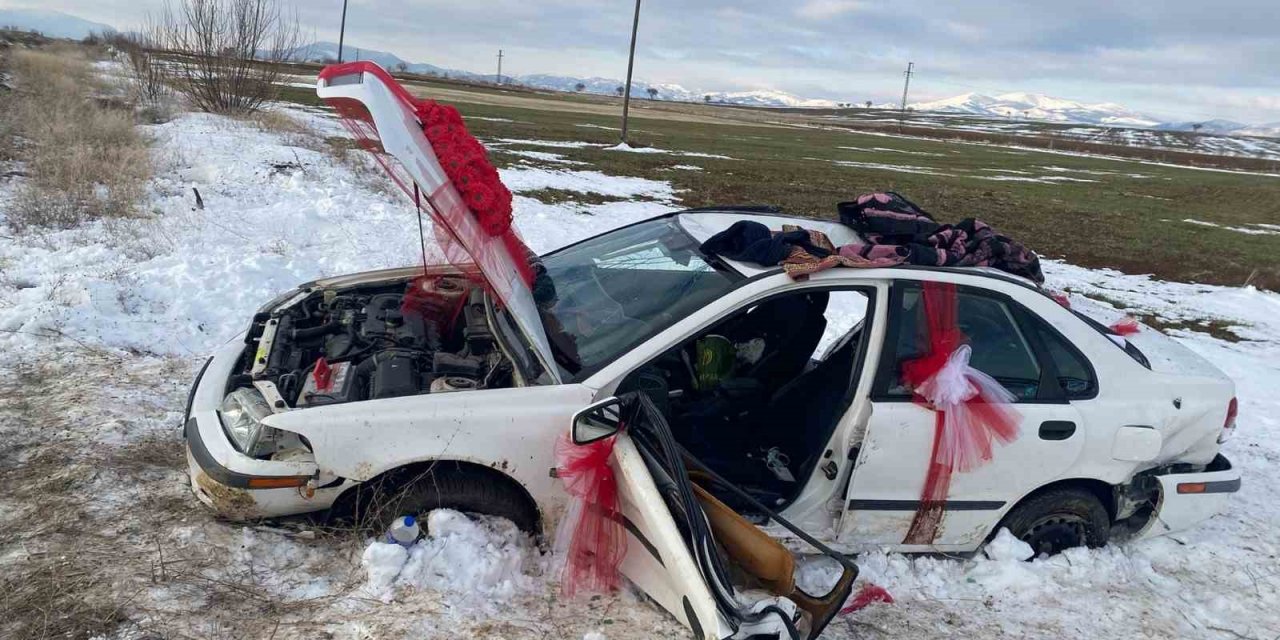 Kaza yapan gelin arabasındaki damat hayatını kaybetti