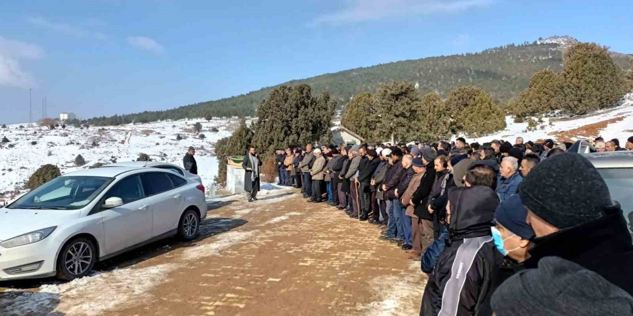 Hatay’da 14 katlı binanın enkazında can veren öğretmen Konya’da toprağa verildi