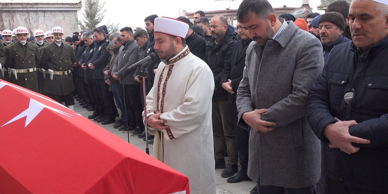 Depremde hayatını kaybeden Aksaraylı uzman çavuş ve ailesi toprağa verildi