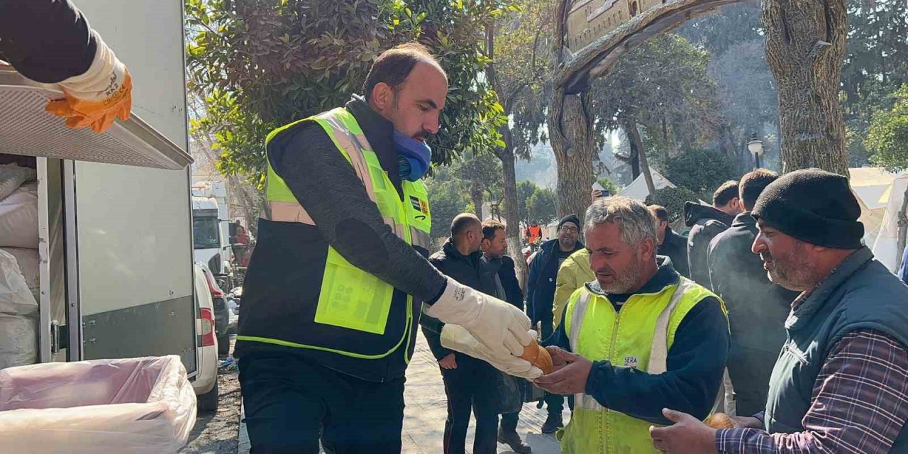 Başkan Altay, mobil mutfak tırı ve ekmek fırınında yemek dağıtımı yaptı