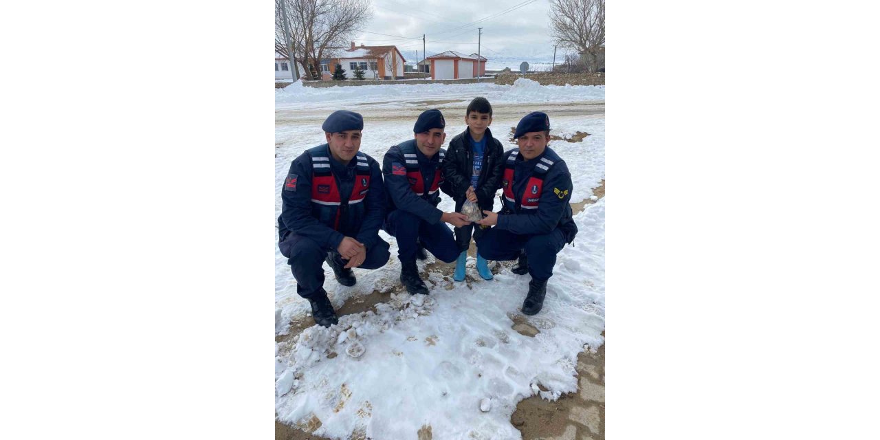 Devriye gezen jandarmayı durdurup depremzedeler için kumbarasındaki parasını verdi