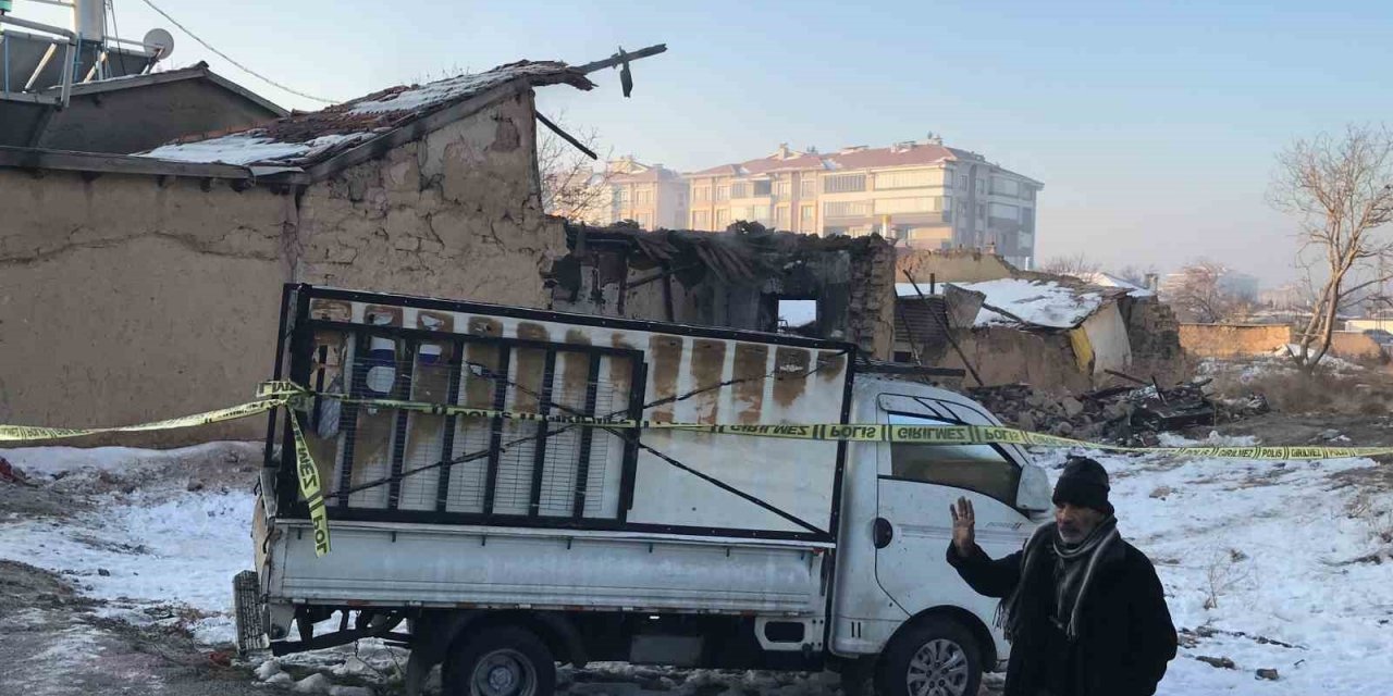 Konya’daki yangında 7 kişilik aile çatının çökmesi sonucu hayatını kaybetmiş